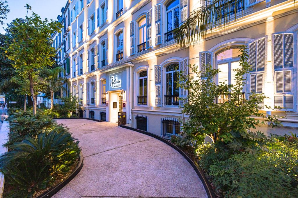 un grand bâtiment avec une passerelle devant lui dans l'établissement Hôtel Apollinaire Nice, à Nice