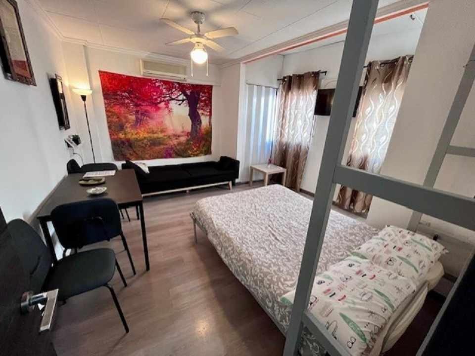 1 Schlafzimmer mit einem Bett und einem Esszimmer in der Unterkunft Loft interior y tranquilo Petrer B in Petrer