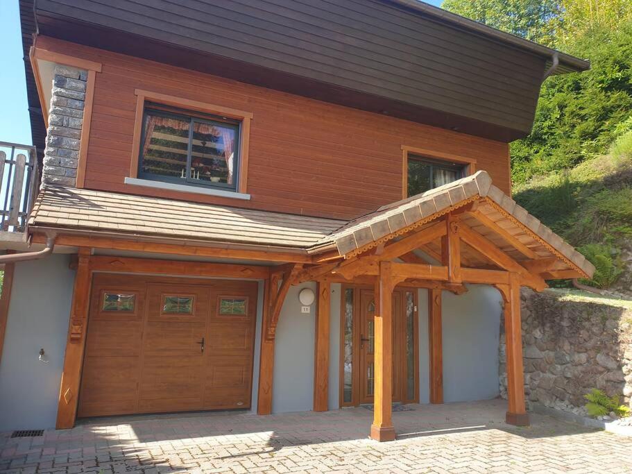 una casa con garaje de madera con techo en Chalet des 3 Vallées, spacious and comfortable 12p, en La Bresse