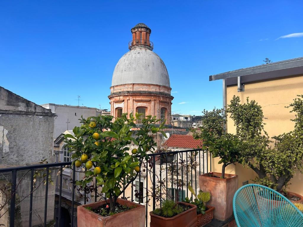 un bâtiment avec un dôme au-dessus d'un balcon dans l'établissement Magma Home - Rooms & Roof, à Naples