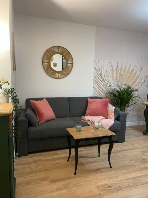 un salon avec un canapé et une table dans l'établissement Appartement familial 8 personnes proche de Disney et Paris, à Chessy