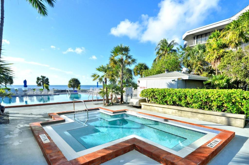 uma imagem de uma piscina numa casa em Papaya Place by AvantStay Great Location w Balcony Outdoor Dining Shared Pool Hot Tub em Key West
