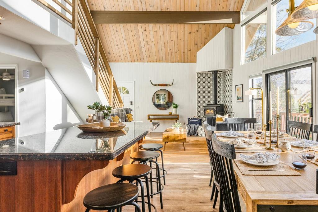 een keuken en eetkamer met een bar met krukken bij North Bay by AvantStay Chic Retreat w Peloton in Blue Jay