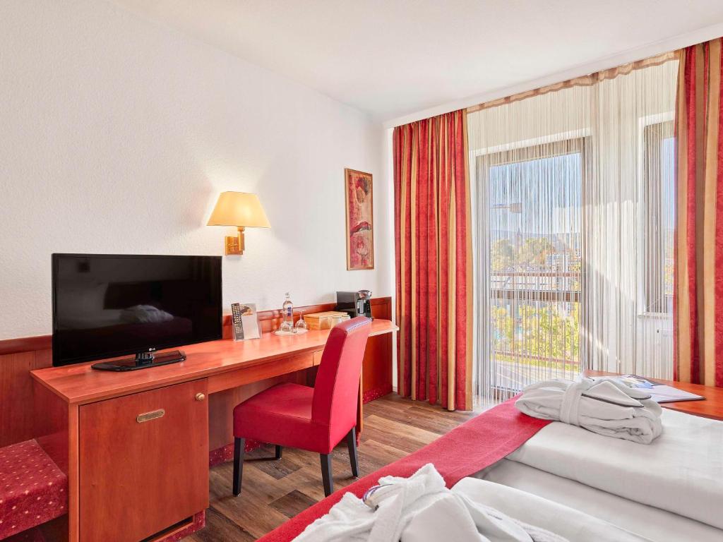 TV a/nebo společenská místnost v ubytování Mercure Hotel Bad Duerkheim An Den Salinen