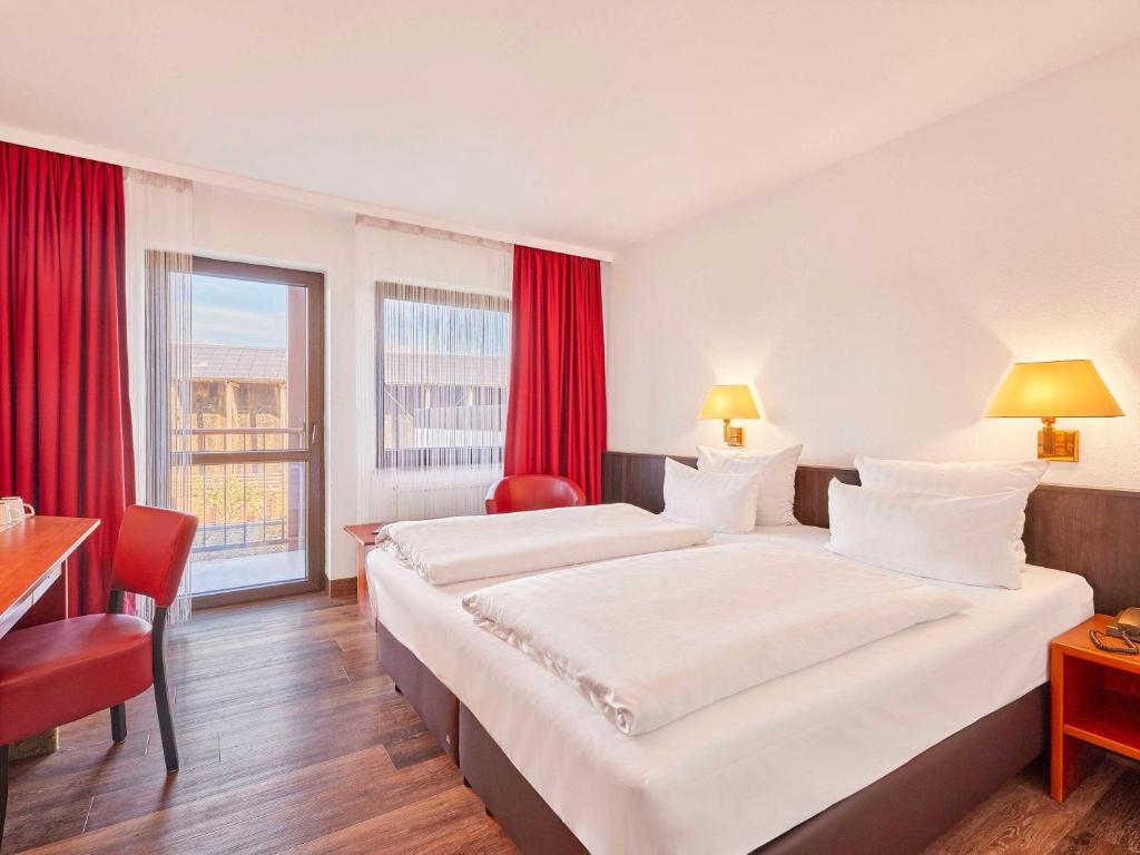 Postel nebo postele na pokoji v ubytování Mercure Hotel Bad Duerkheim An Den Salinen