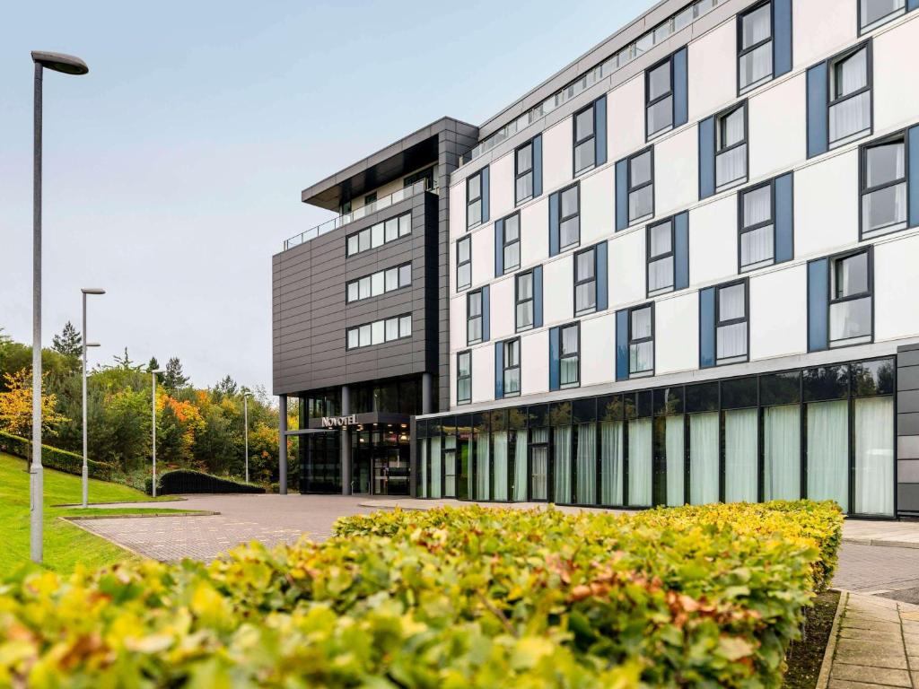 um edifício de escritórios com muitas janelas em Novotel Edinburgh Park em Edimburgo