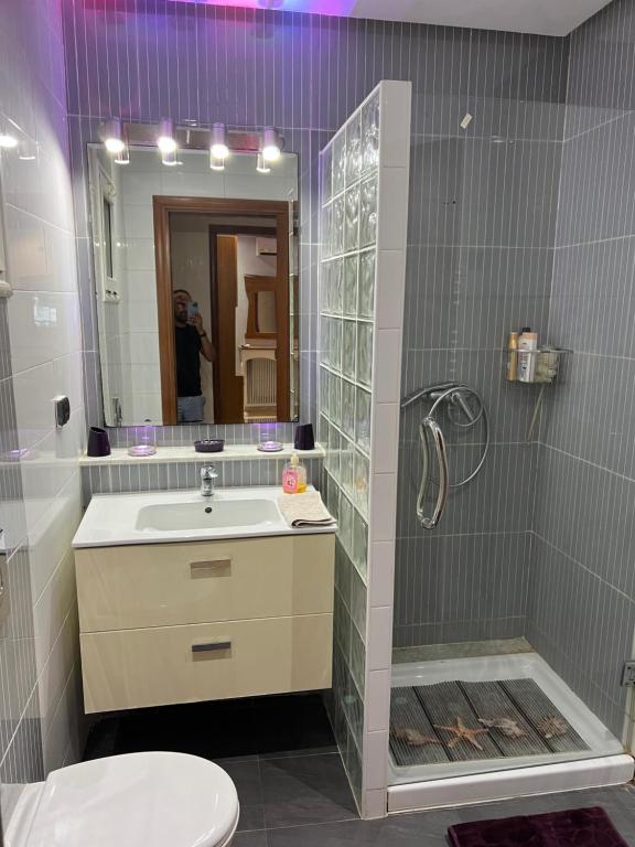 W łazience znajduje się umywalka, toaleta i lustro. w obiekcie ENNADOUR 1 w mieście Mahdia