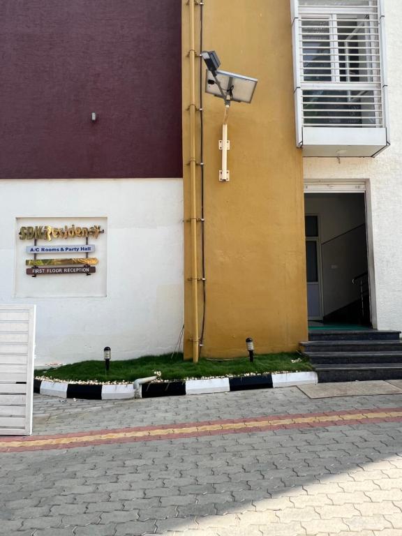 ShravanabelagolaSDK Residency的一座教堂,建筑物的一侧有十字架