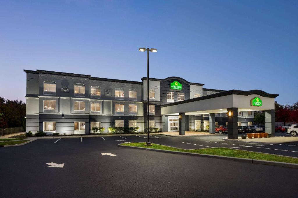 un edificio con un estacionamiento delante de él en La Quinta by Wyndham Mt. Laurel - Philadelphia, en Mount Laurel