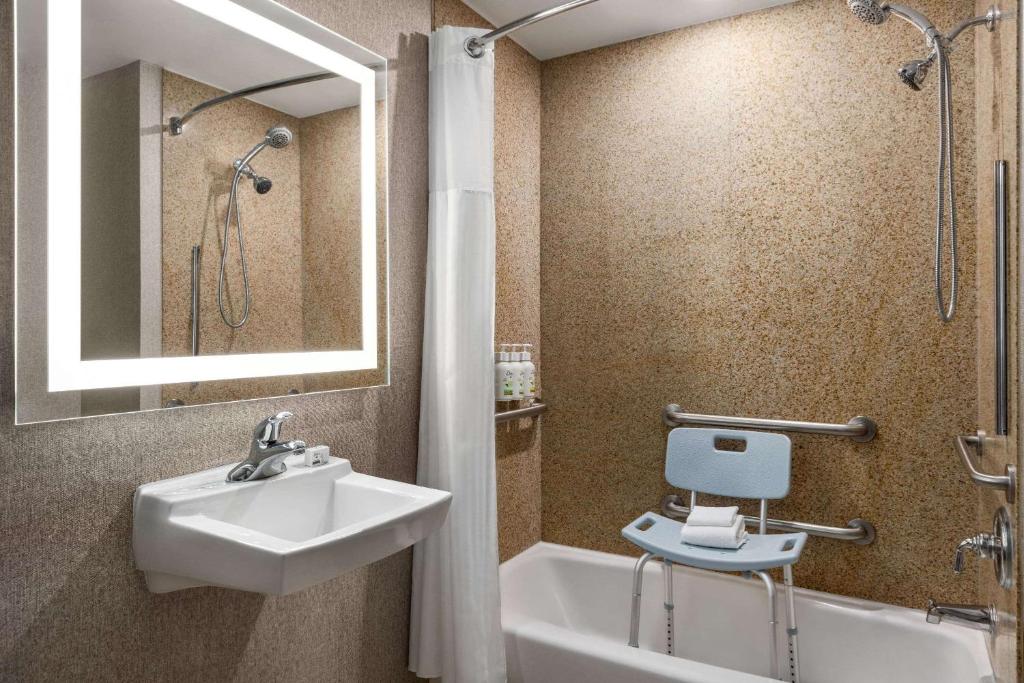 Koupelna v ubytování La Quinta by Wyndham Mt. Laurel - Philadelphia