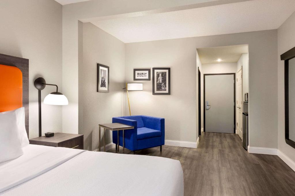 Postel nebo postele na pokoji v ubytování La Quinta by Wyndham Mt. Laurel - Philadelphia