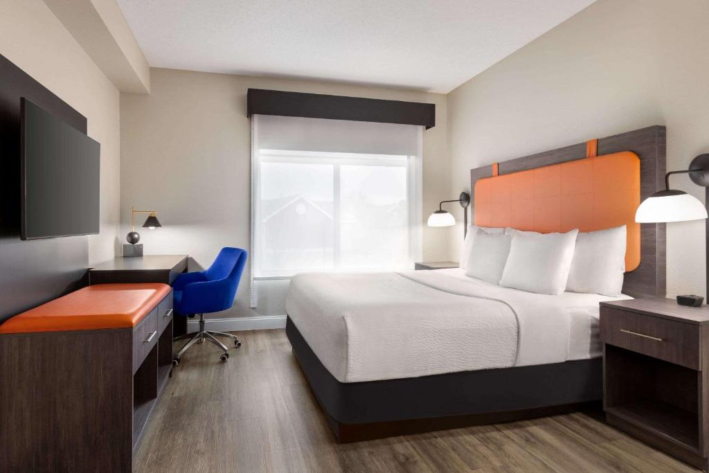 Postel nebo postele na pokoji v ubytování La Quinta by Wyndham Mt. Laurel - Philadelphia