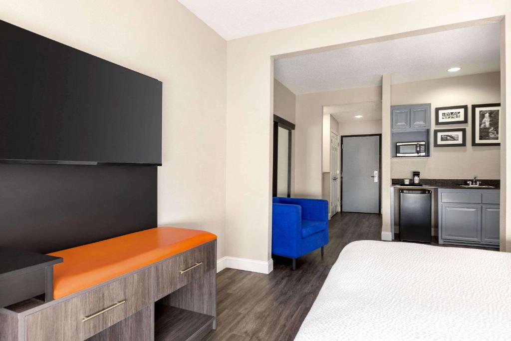 Kuchyň nebo kuchyňský kout v ubytování La Quinta by Wyndham Mt. Laurel - Philadelphia