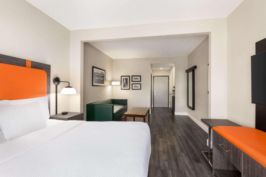 Postel nebo postele na pokoji v ubytování La Quinta by Wyndham Mt. Laurel - Philadelphia