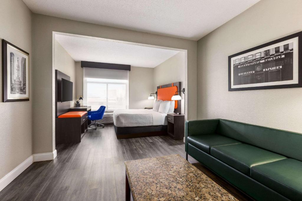 Postel nebo postele na pokoji v ubytování La Quinta by Wyndham Mt. Laurel - Philadelphia