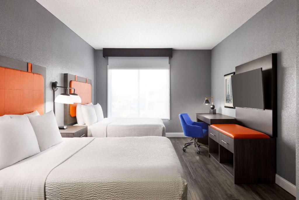 Postel nebo postele na pokoji v ubytování La Quinta by Wyndham Mt. Laurel - Philadelphia