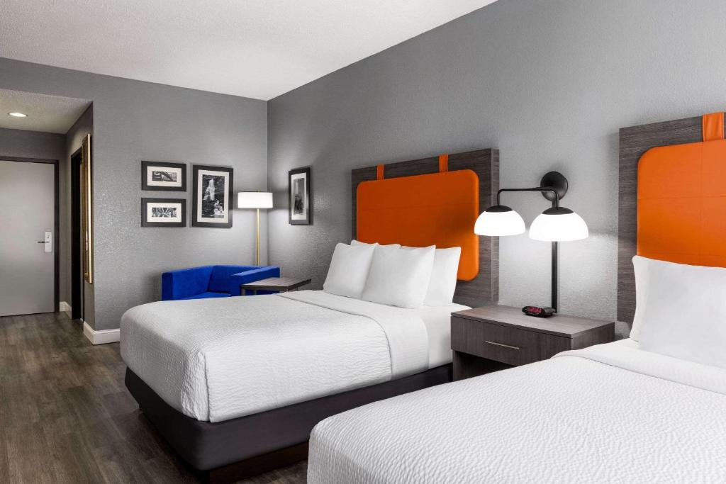 Postel nebo postele na pokoji v ubytování La Quinta by Wyndham Mt. Laurel - Philadelphia