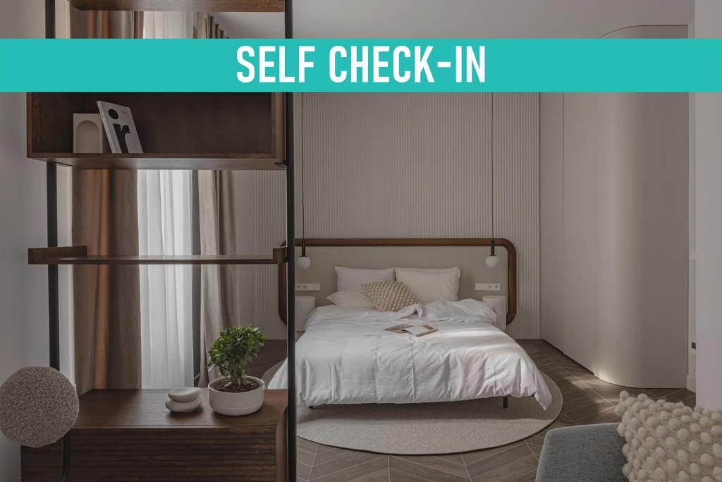 - une chambre avec un lit et un panneau indiquant l'enregistrement automatique dans l'établissement New Charming Apartment, Monaco, à Beausoleil