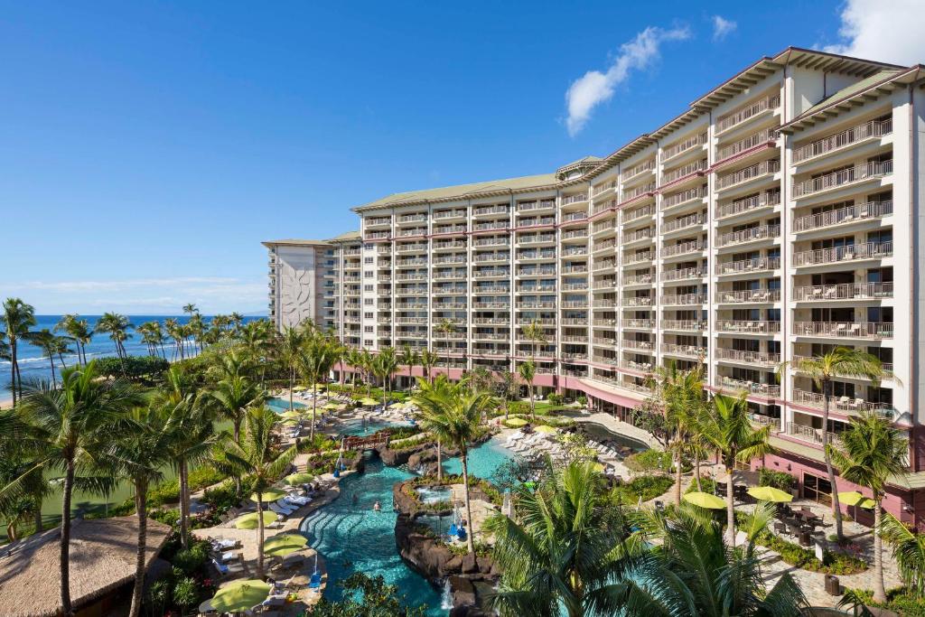 z góry widok na ośrodek z basenem w obiekcie Hyatt Vacation Club at Ka'anapali Beach w mieście Lahaina