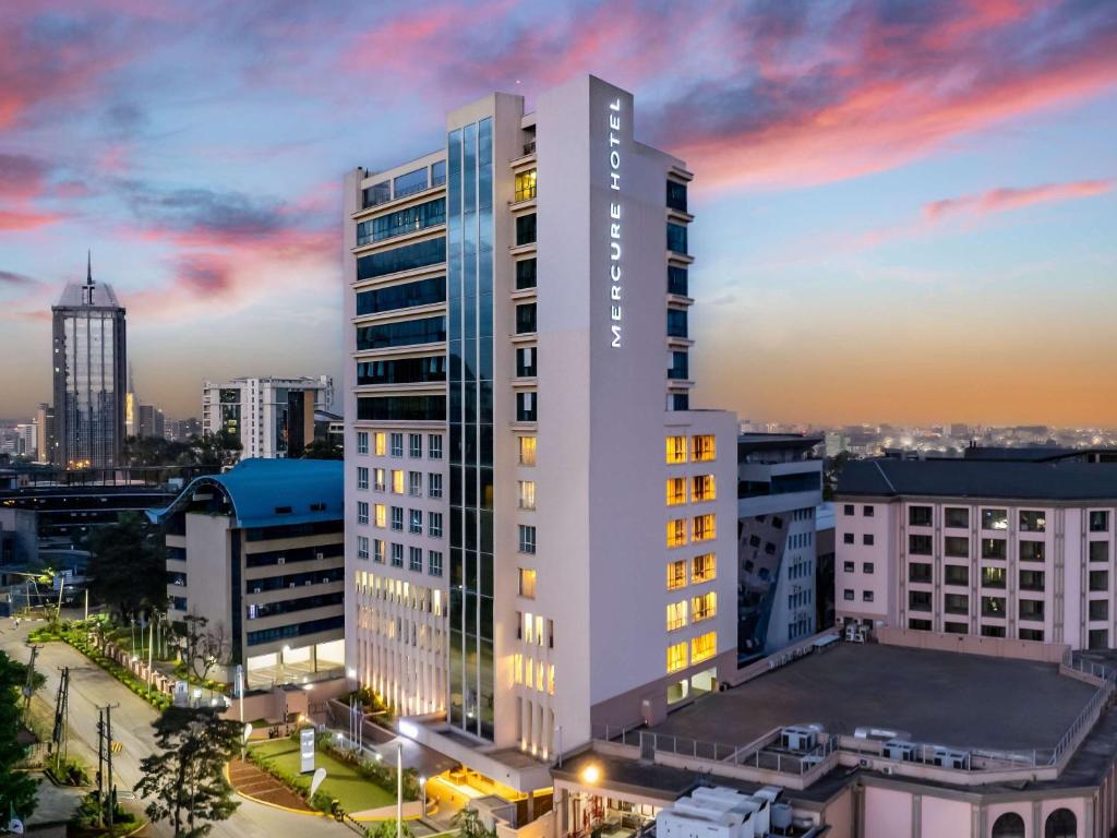 una representación de un edificio alto en una ciudad en Mercure Nairobi Upper Hill en Nairobi