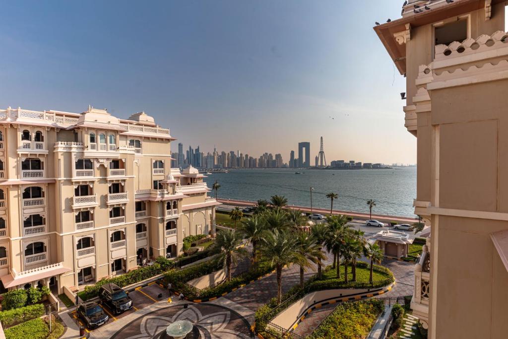Spacious 2-bedroom beachfront apartment with pool - Appartamento Deluxe