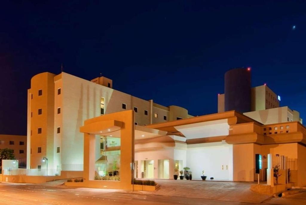un gran edificio por la noche con sus luces encendidas en Wyndham Garden Torreon Tecnologico en Torreón