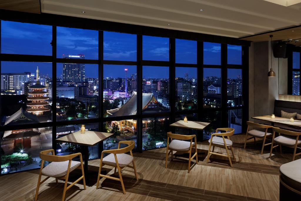 東京的住宿－OMO3 Asakusa by Hoshino Resorts，晚上享有城市美景的餐厅