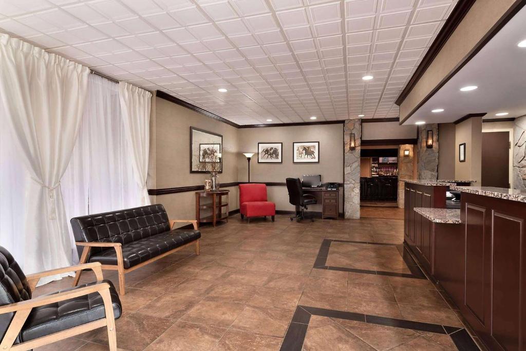 eine Lobby mit einem Wartezimmer mit einem Sofa und Stühlen in der Unterkunft Baymont by Wyndham Culpeper in Culpeper