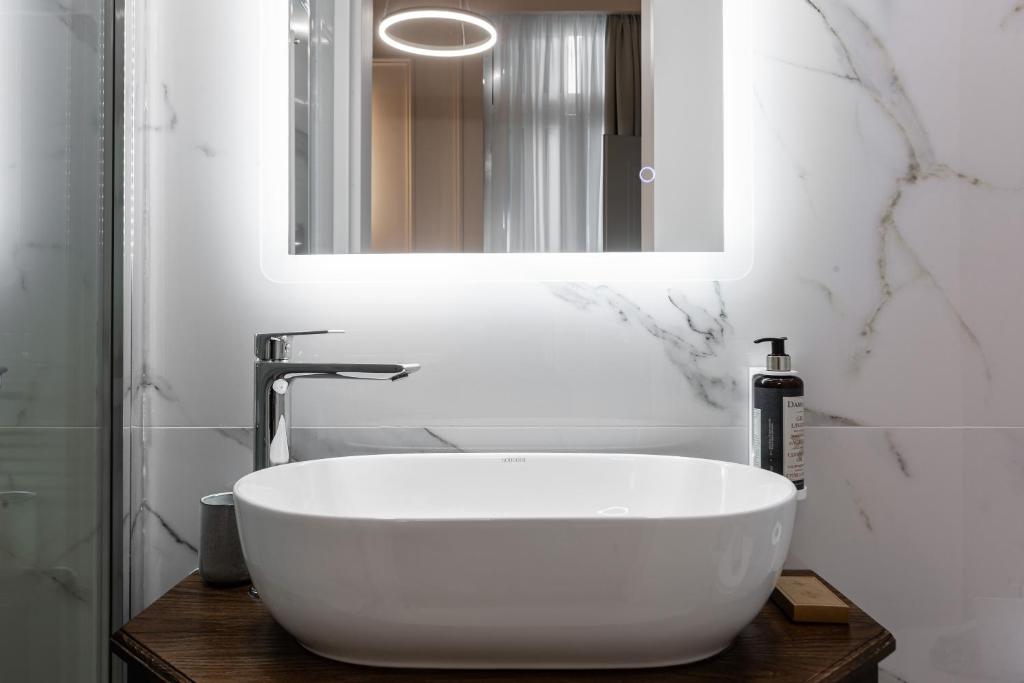Koupelna v ubytování King Othon Boutique Hotel