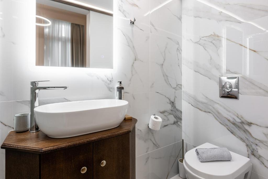 Koupelna v ubytování King Othon Boutique Hotel