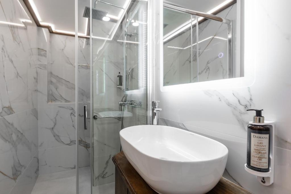 Koupelna v ubytování King Othon Boutique Hotel