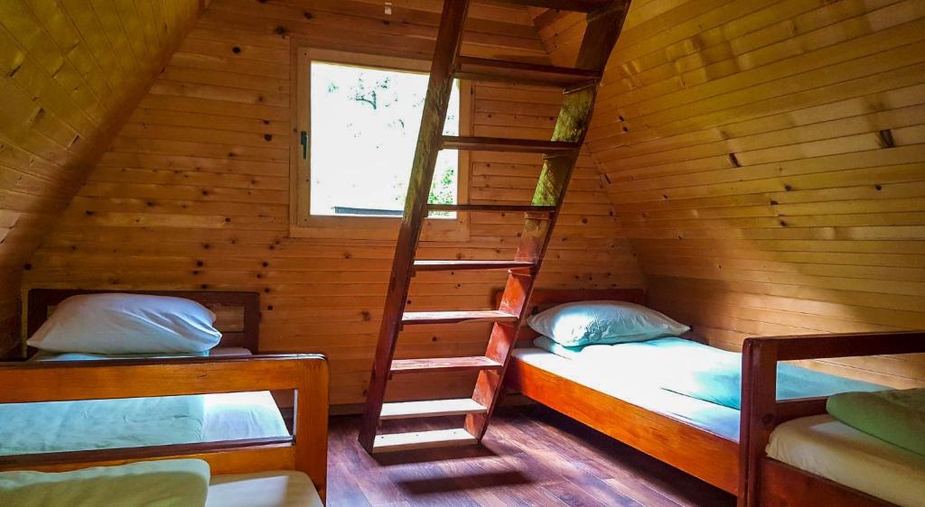 Postel nebo postele na pokoji v ubytování Rafting Camp Encijan