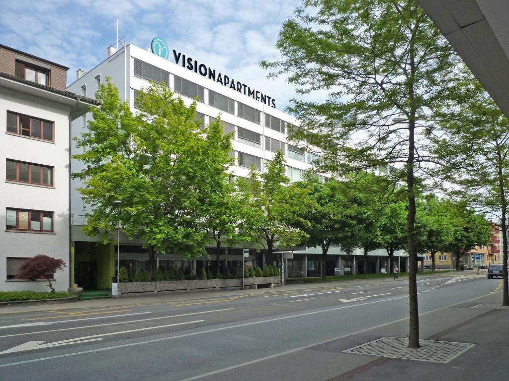 budynek z znakiem na boku ulicy w obiekcie VISIONAPARTMENTS Baarerstrasse - contactless check-in w mieście Zug