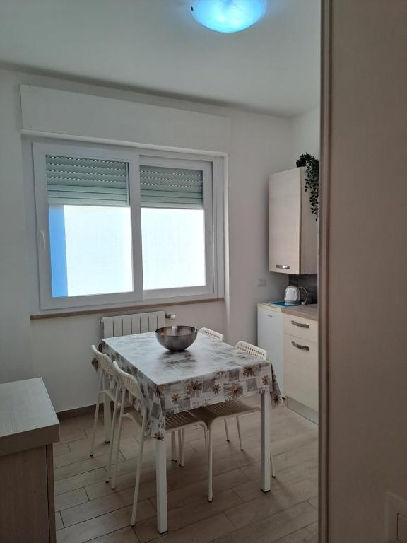 Kuchyňa alebo kuchynka v ubytovaní "VACANZA A CASA" - Gallicano & Gallicano2