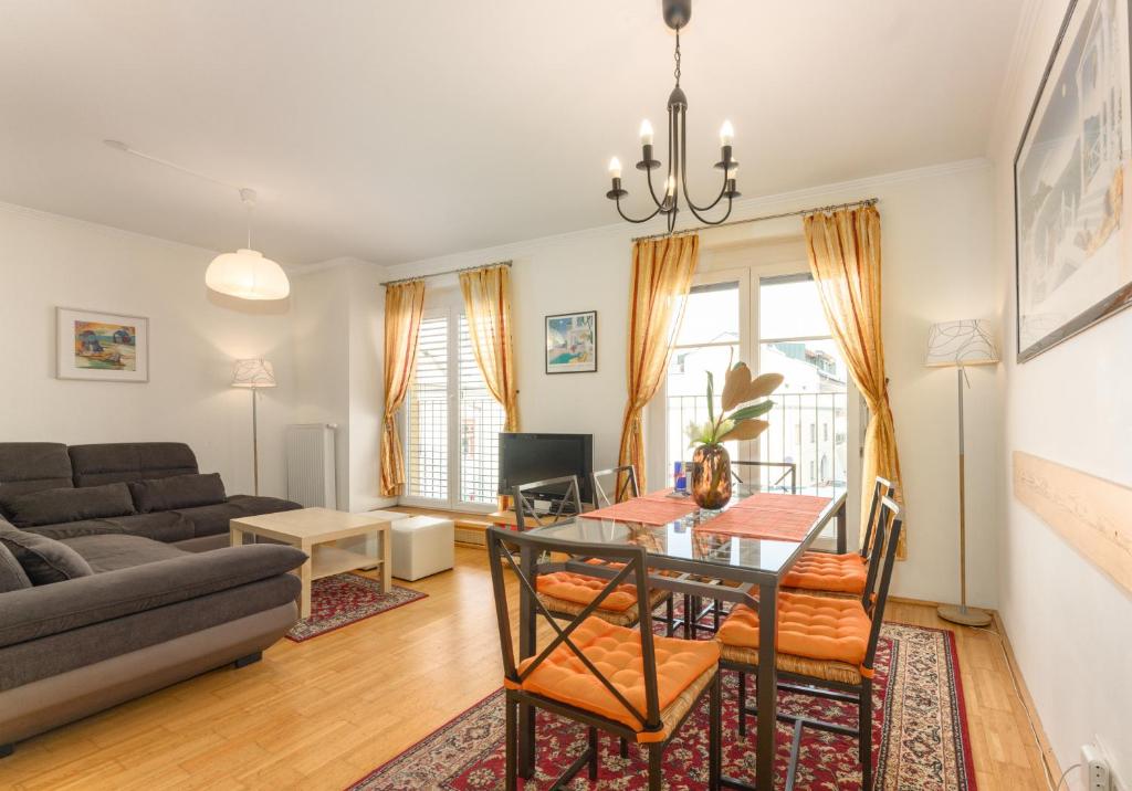 een woonkamer met een tafel en een bank bij Appartement Alpenresort by Schladming-Appartements in Schladming