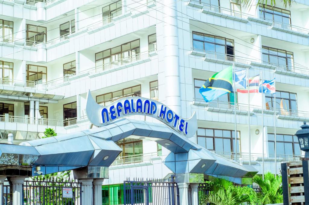 um sinal de hotel em frente a um edifício em Nefaland Hotel em Dar es Salaam