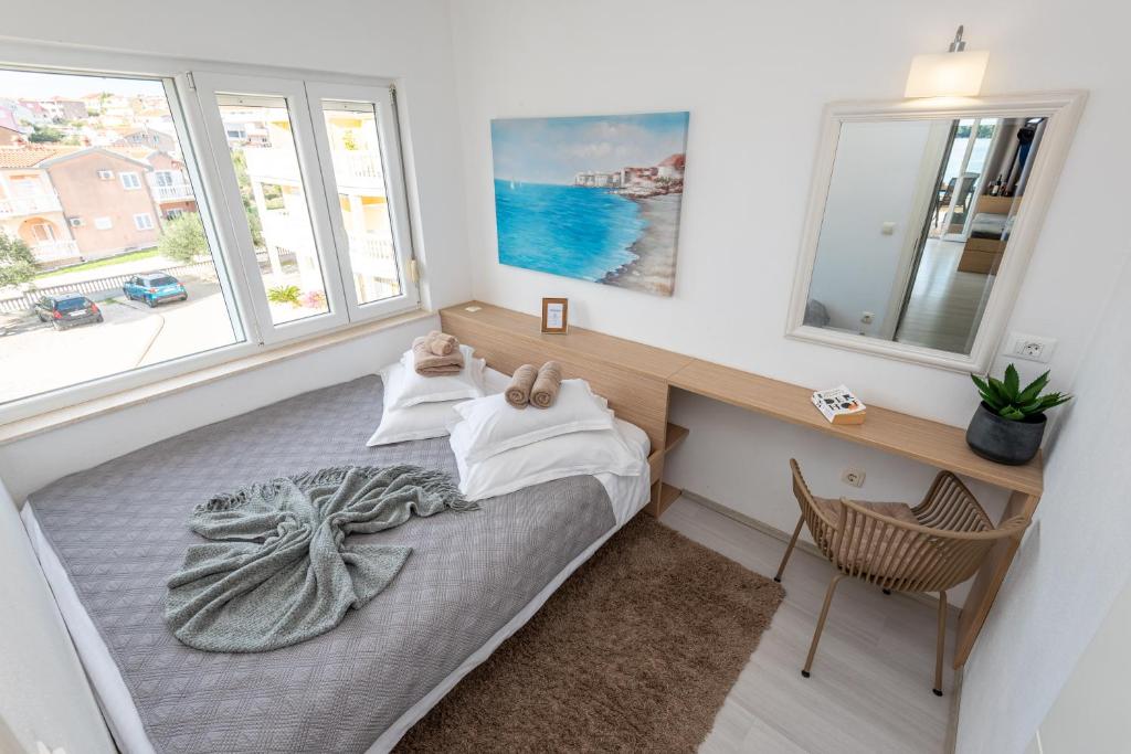 Apartments Holidays Roko - 一居室公寓，阳台和海景