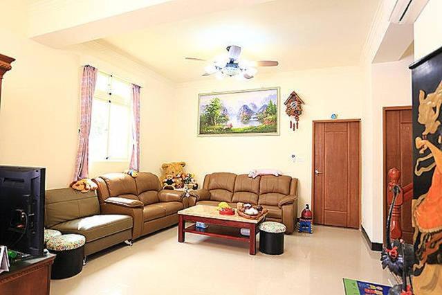 a living room with two couches and a table at 成功民宿 KM Bed and Breakfast in Jinhu
