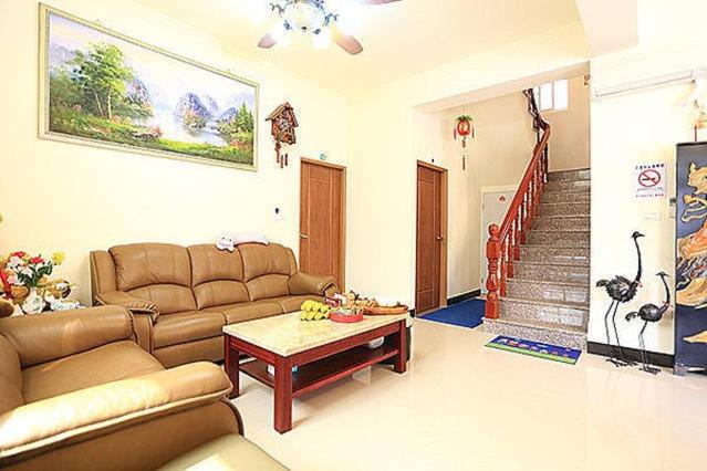 a living room with a couch and a coffee table at 成功民宿 KM Bed and Breakfast in Jinhu