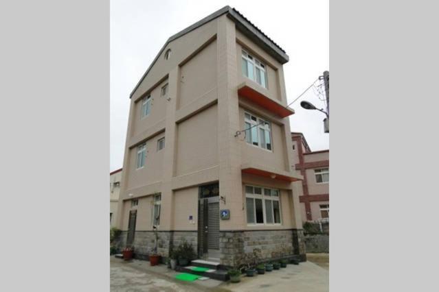 ein großes Gebäude mit in der Unterkunft 成功民宿 KM Bed and Breakfast in Jinhu