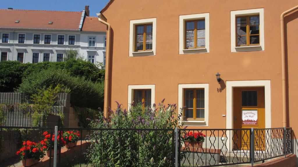 budynek z kwiatami przed nim w obiekcie Ferienhaus "Im Wall" w mieście Görlitz