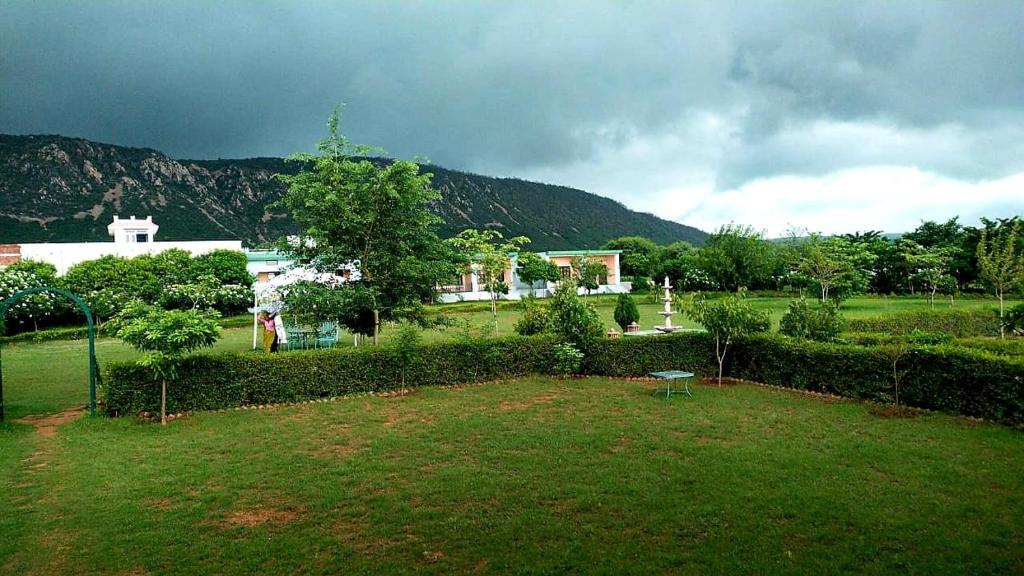 vistas a un patio con un edificio y una iglesia en The Sariska Retreat en Thāna Ghāzi