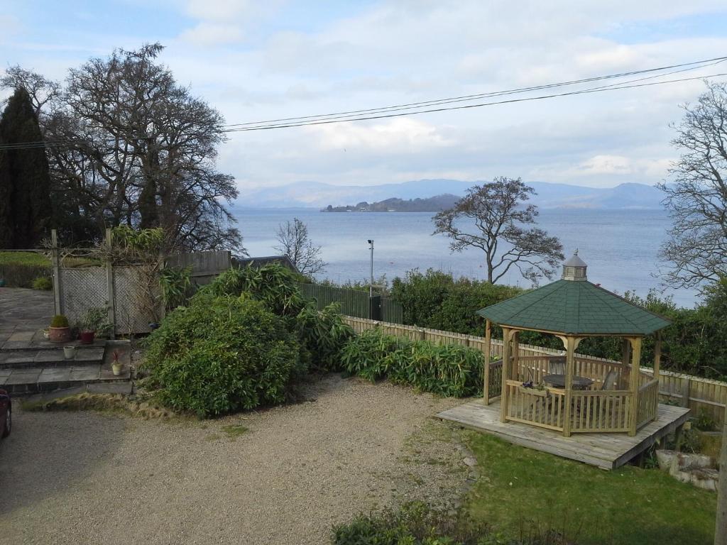 un cenador en un patio con vistas al agua en Bruach Lodge en Balloch