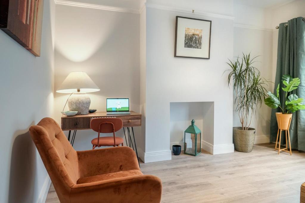 a living room with a desk and a chair at Close to City Centre Stylish and Cosy Home in Belfast