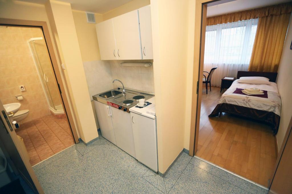 Kuchyň nebo kuchyňský kout v ubytování Hotel Uniwersytecki