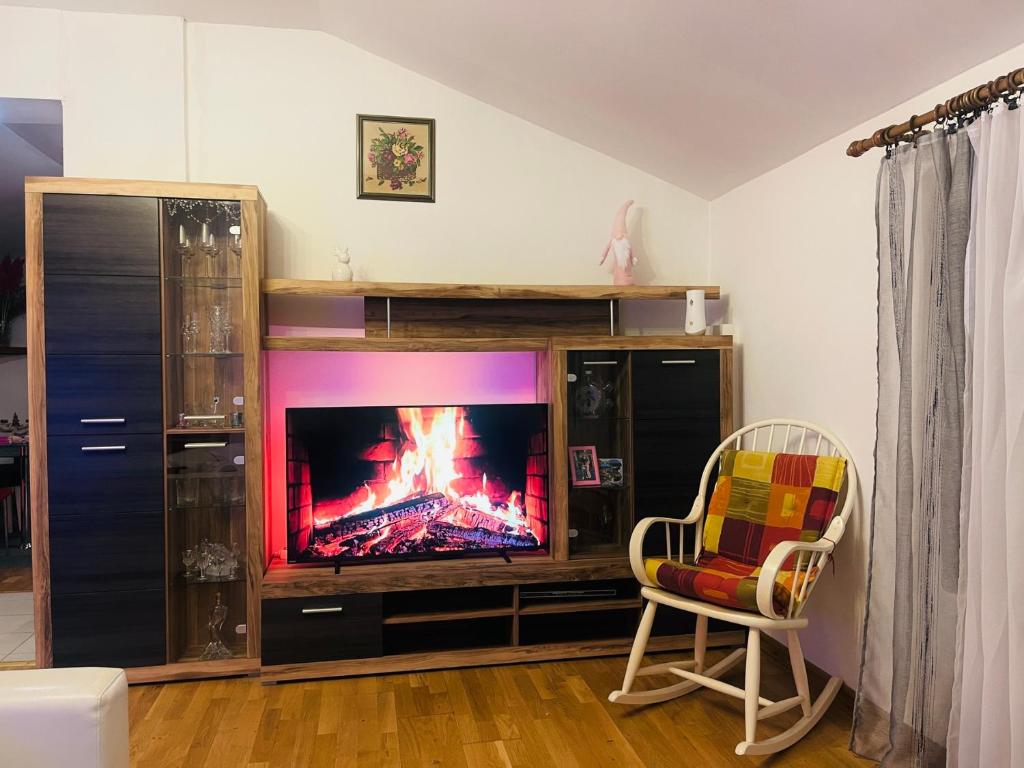 sala de estar con chimenea en TV en Dino, 