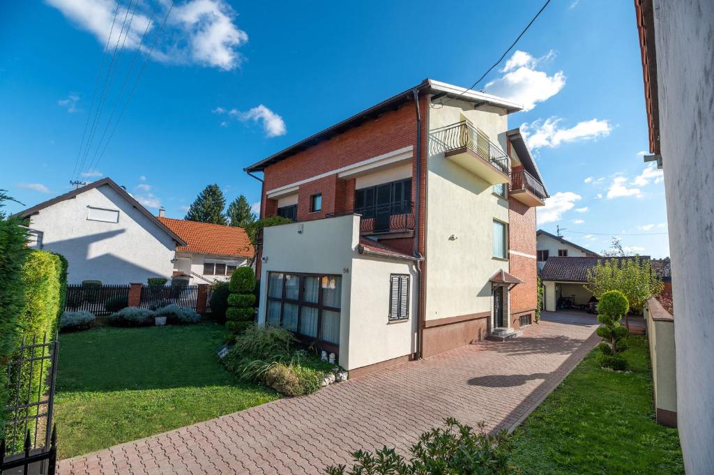 Blick auf ein Haus von der Einfahrt in der Unterkunft Villa Markus in Slavonski Brod