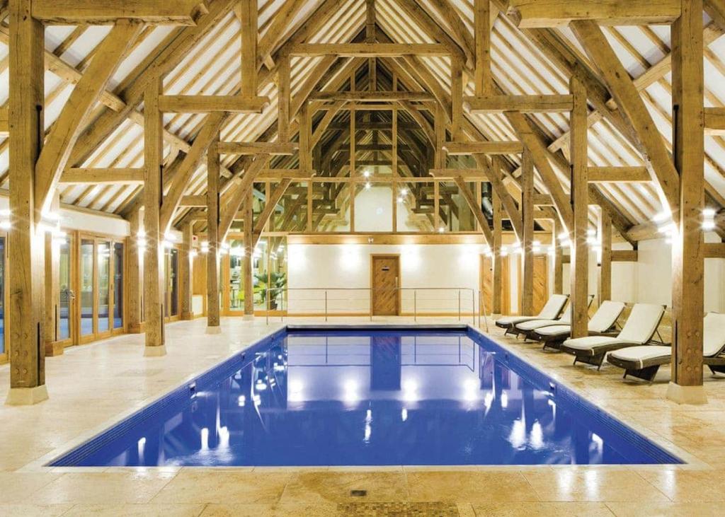 una gran piscina en un edificio con techos de madera en Tydd St Giles Resort, en Wisbech