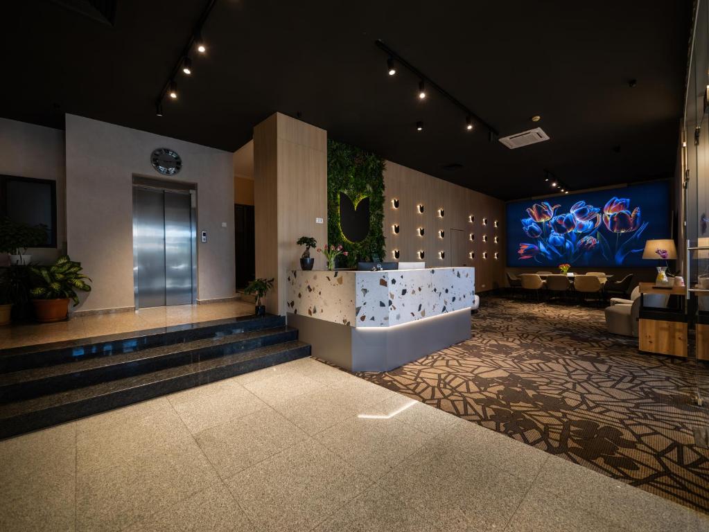 een lobby van een hotel met een badkamer met een bad bij ibis Styles Pitesti Arges in Piteşti