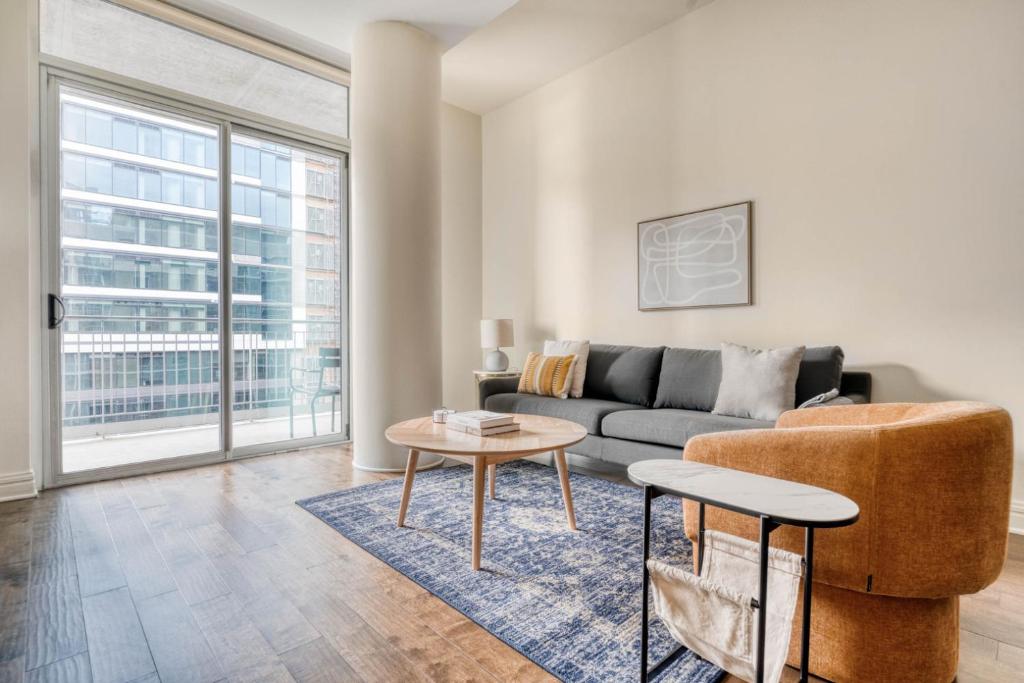 A seating area at Downtown Austin 1br w gym pool wd nr Capitol ATX-166